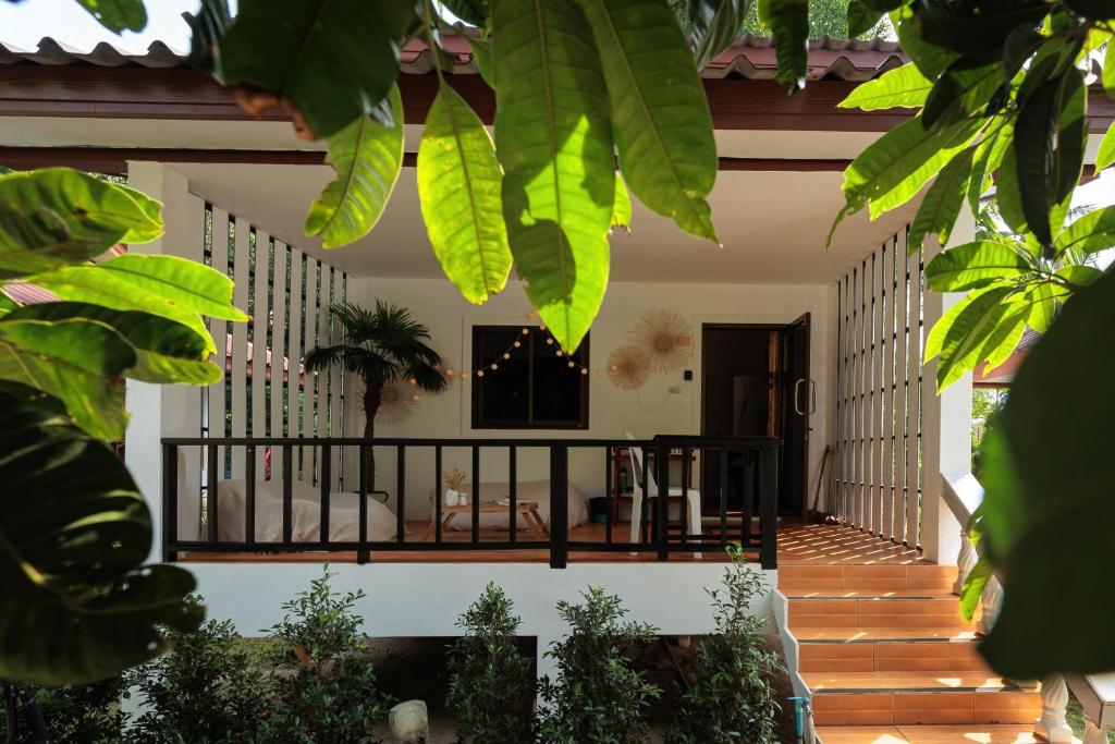 a porch of a house with green plants at Charming House - Peaceful Garden Retreat - 2mn ZenBeach - Srithanu Center in Srithanu