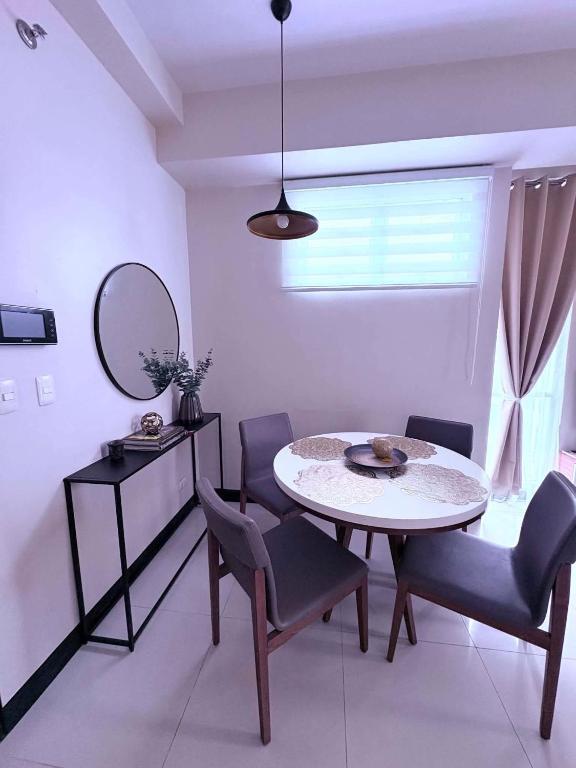 a dining room with a table and chairs and a mirror at 8 Newtown boulevard in Punta Engaño