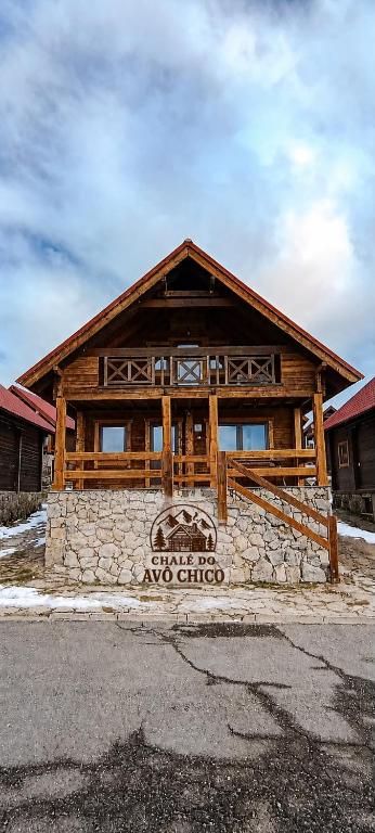 a log cabin with a sign on the front of it at Chale do Avô Chico Penhas da Saúde in Penhas da Saúde
