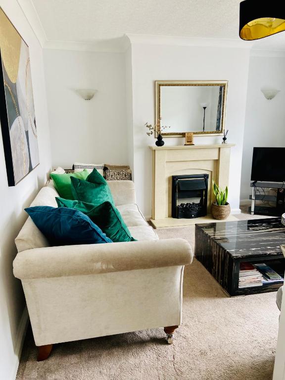 3-Bed Retreat Perfect Contractors & Leisure Stays Onsite Parking