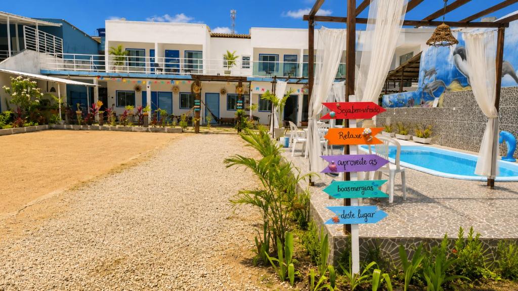 a street sign in front of a resort at Sonho Nosso in Maragogi