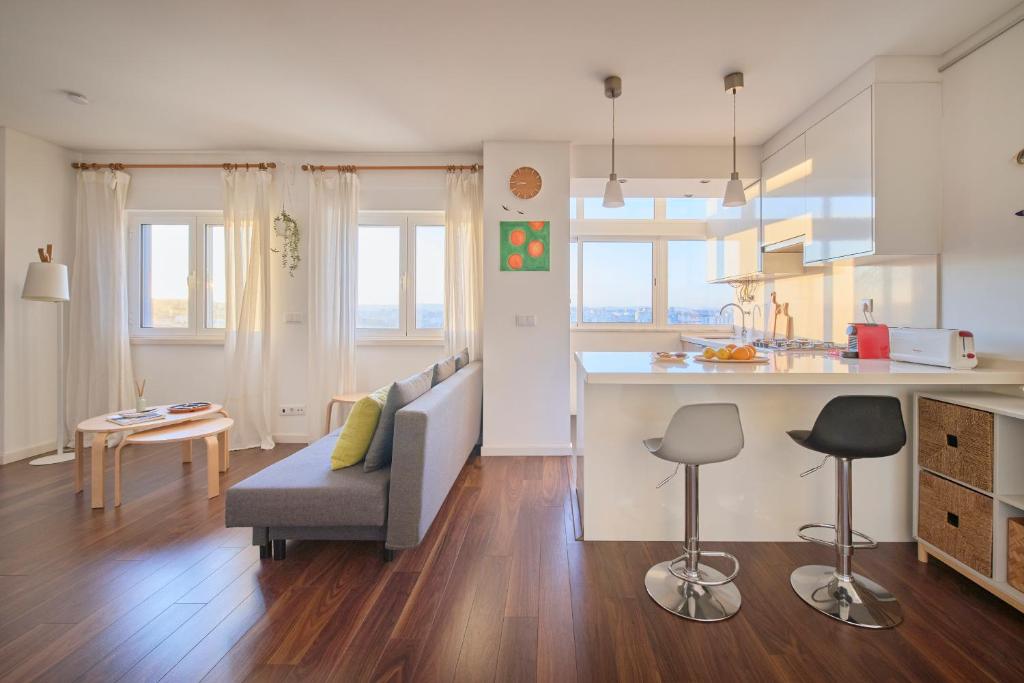 Sunny Designer Flat with AC & City View