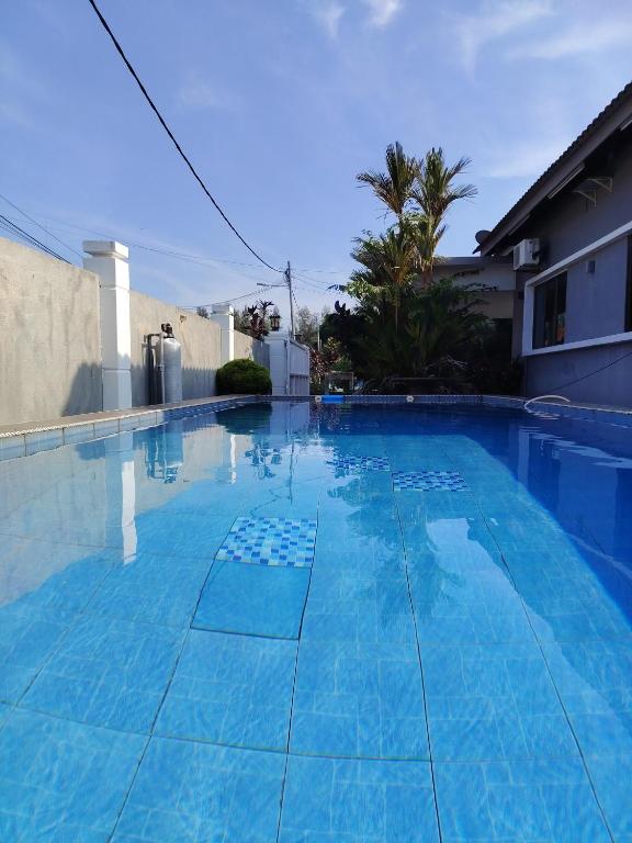 a large swimming pool with blue water at MELAKA BEACH VILLA ( B TYPE ) in Malacca