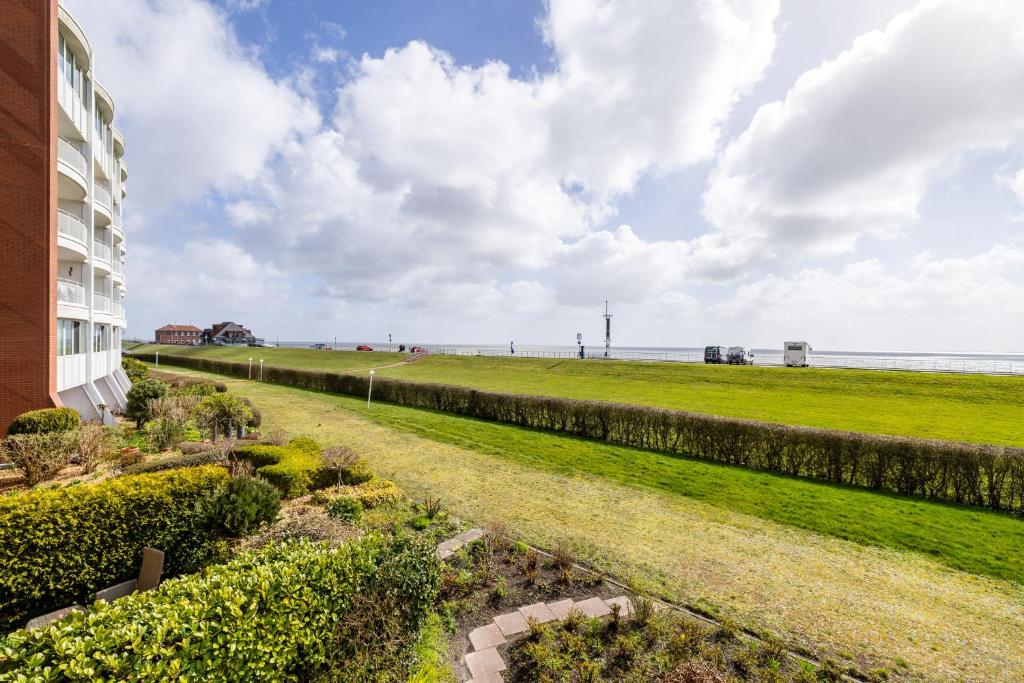 a view of the ocean from a building at Komfortable Ferienwohnung für 2 am Südstrand mit Wintergarten & Meerblick Wohnung 12 in Wilhelmshaven