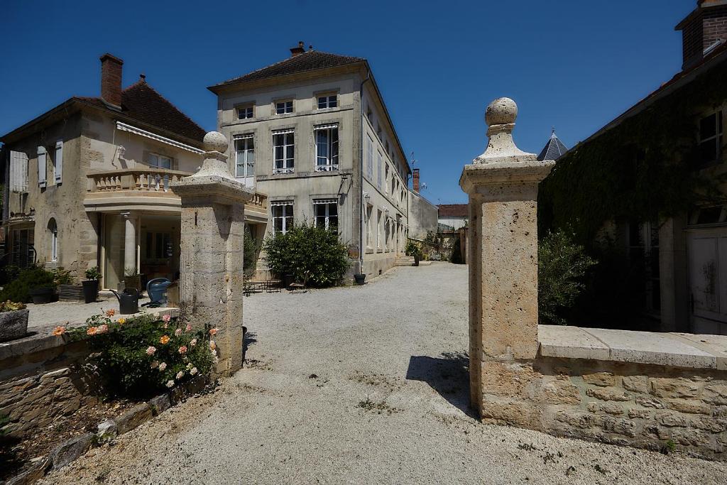an entrance to a house with a stone gate at Manoir de L'Echauguette in Laignes