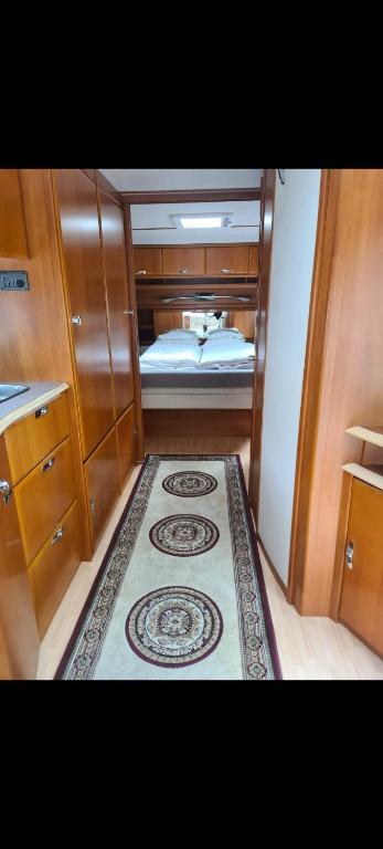 a small room with a bed and a rug at Tabber Trolltunga caravan in Odda