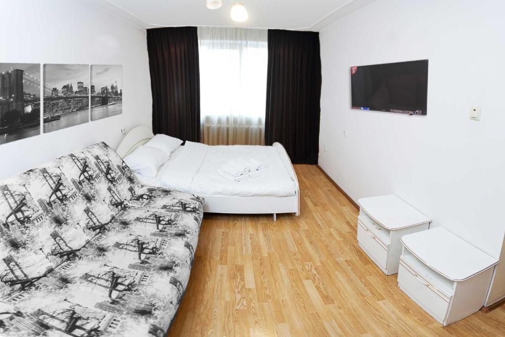 チュメニにある2-rooms Apartment near DZUDO Centreのリビングルーム(ベッド1台、ソファ付)