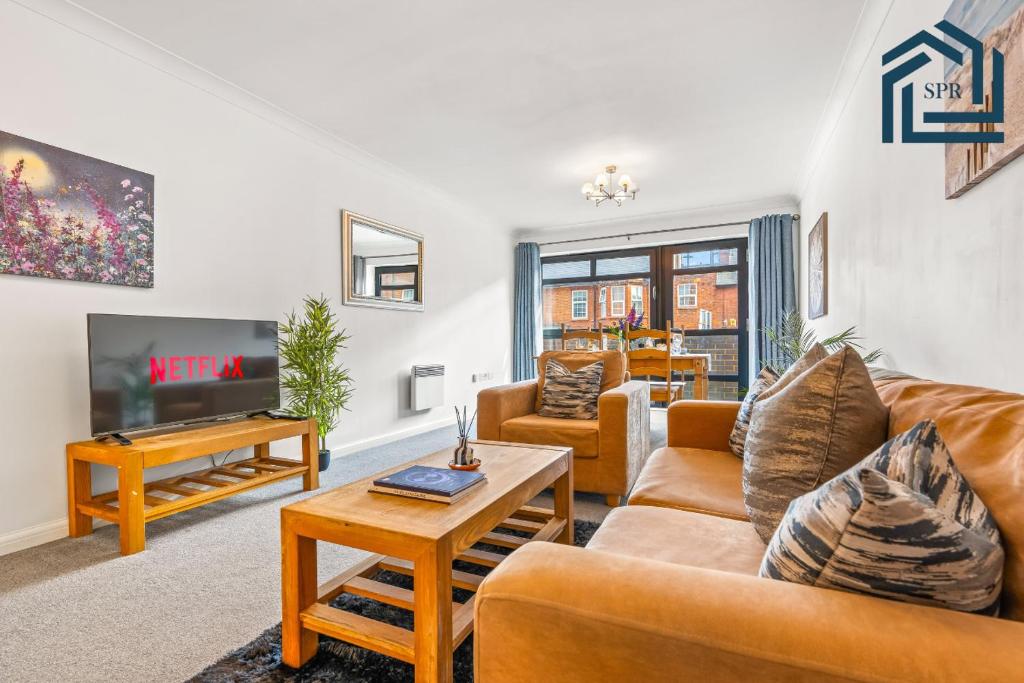 a living room with two couches and a tv at Reading City Getaway Stylish Flat, Sleeps 2 in Reading