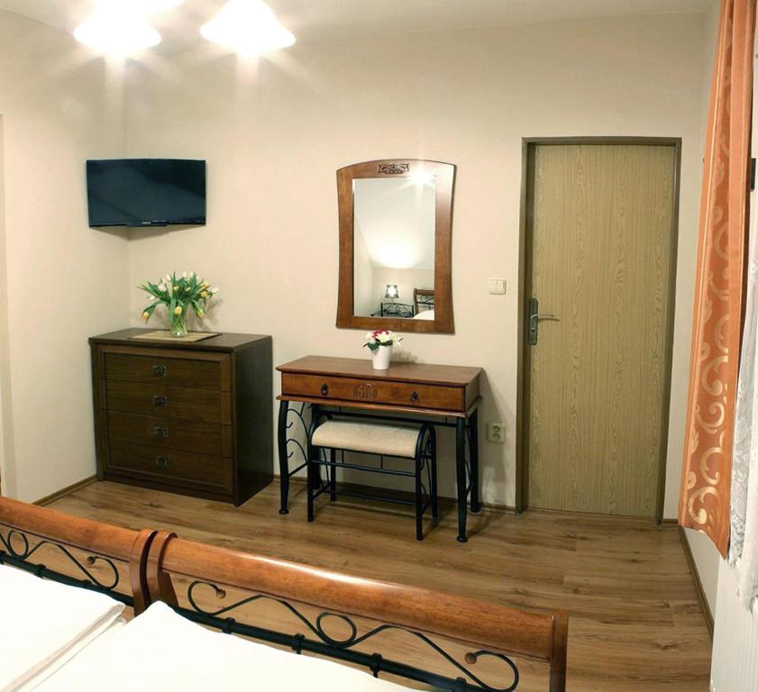 Plasy的住宿－Pivovarský dvůr Plasy，更衣室配有书桌和镜子