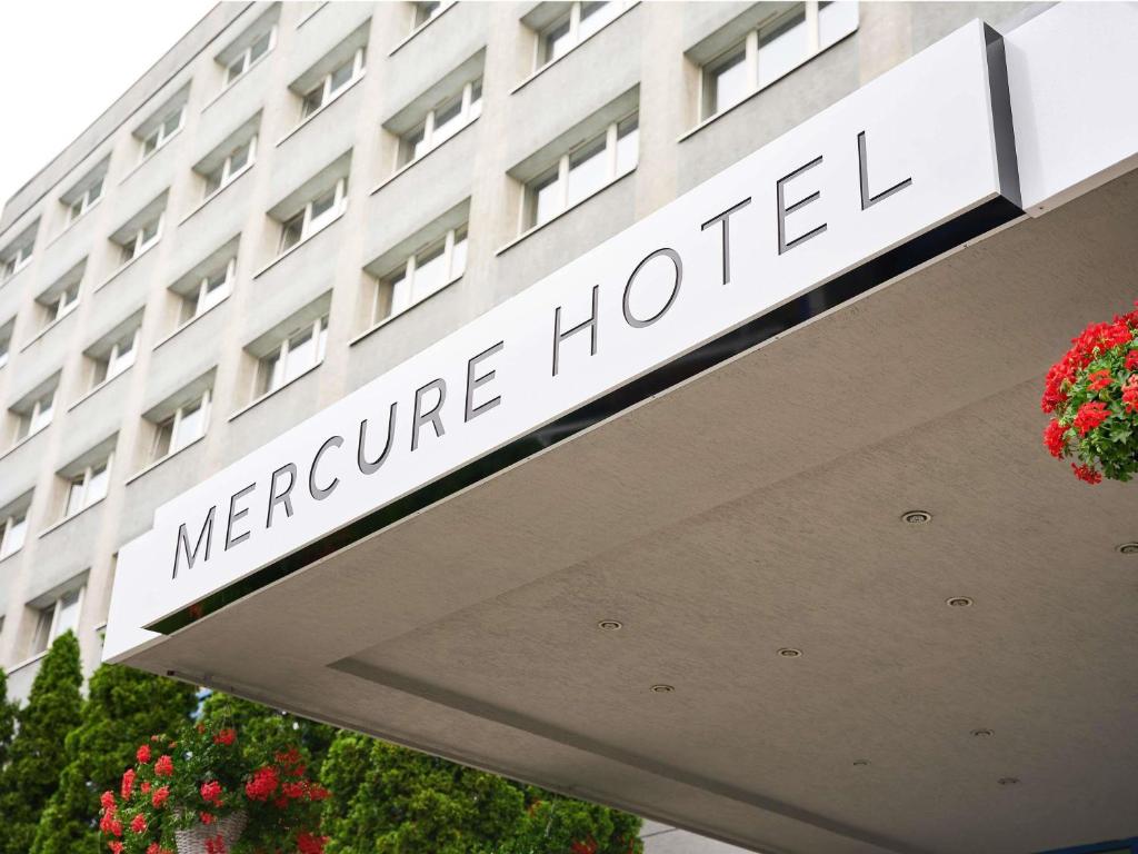 a sign for the mercure hong kong hotel at Mercure Czestochowa Centrum in Częstochowa