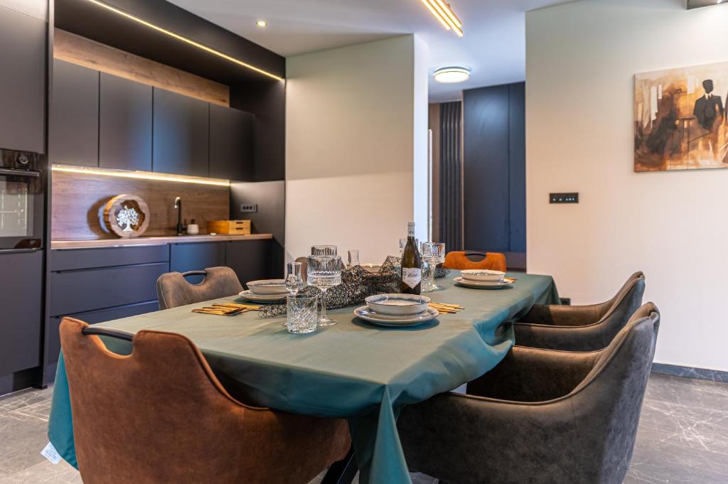 a dining room with a table and chairs at Villa Novara Holiday Home in Lužan Biškupečki