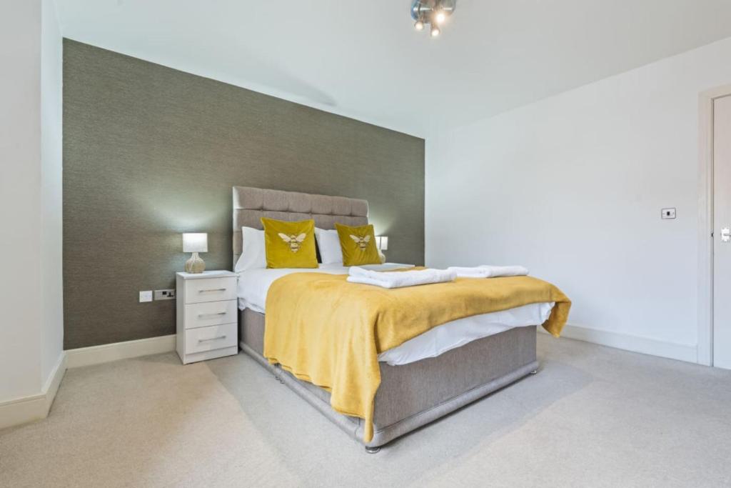 #St Georges Court by DerBnB, Spacious 2 Bedroom Apartments, Free Parking, WI-FI, Netflix & Within Walking Distance Of The City Centre - 