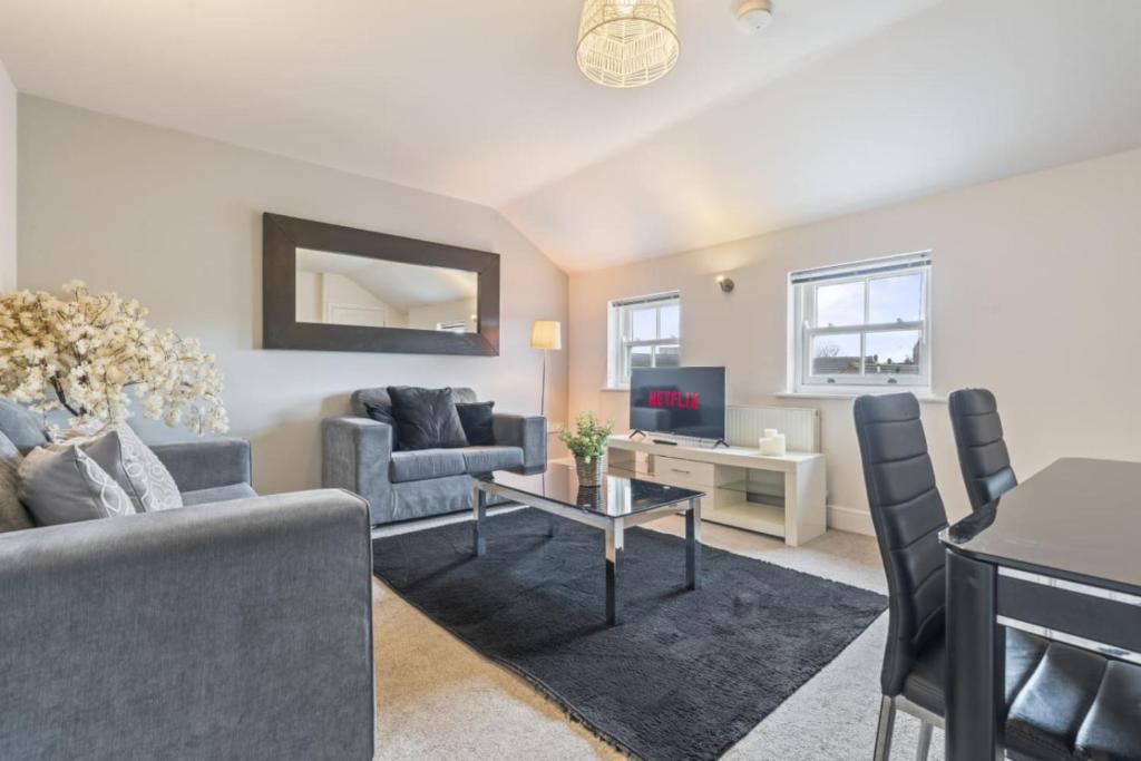 #St Georges Court by DerBnB, Spacious 2 Bedroom Apartments, Free Parking, WI-FI, Netflix & Within Walking Distance Of The City Centre - 