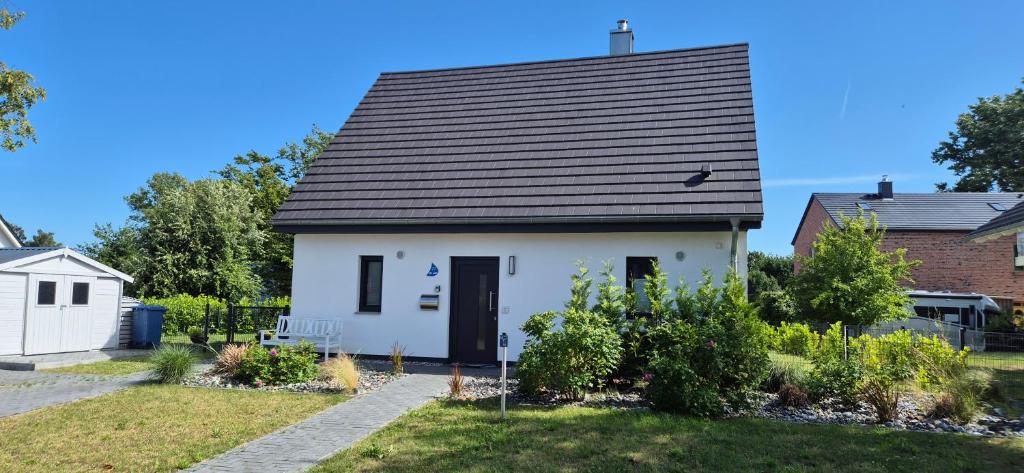 a white house with a black roof at Ferienhaus Elgin in Garz
