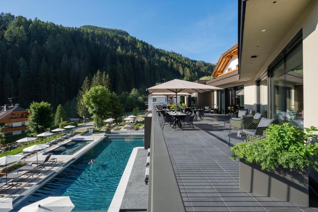un hotel con piscina sul balcone di Hotel Christoph a Valdaora