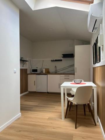 Romantic and Renewed 1 Bedroom apartment in Campolide - 2E ESQ