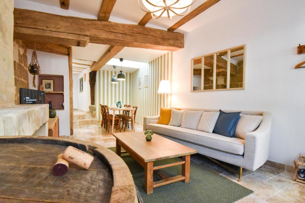 a living room with a couch and a table at Chez Marcel et Louise in Chinon