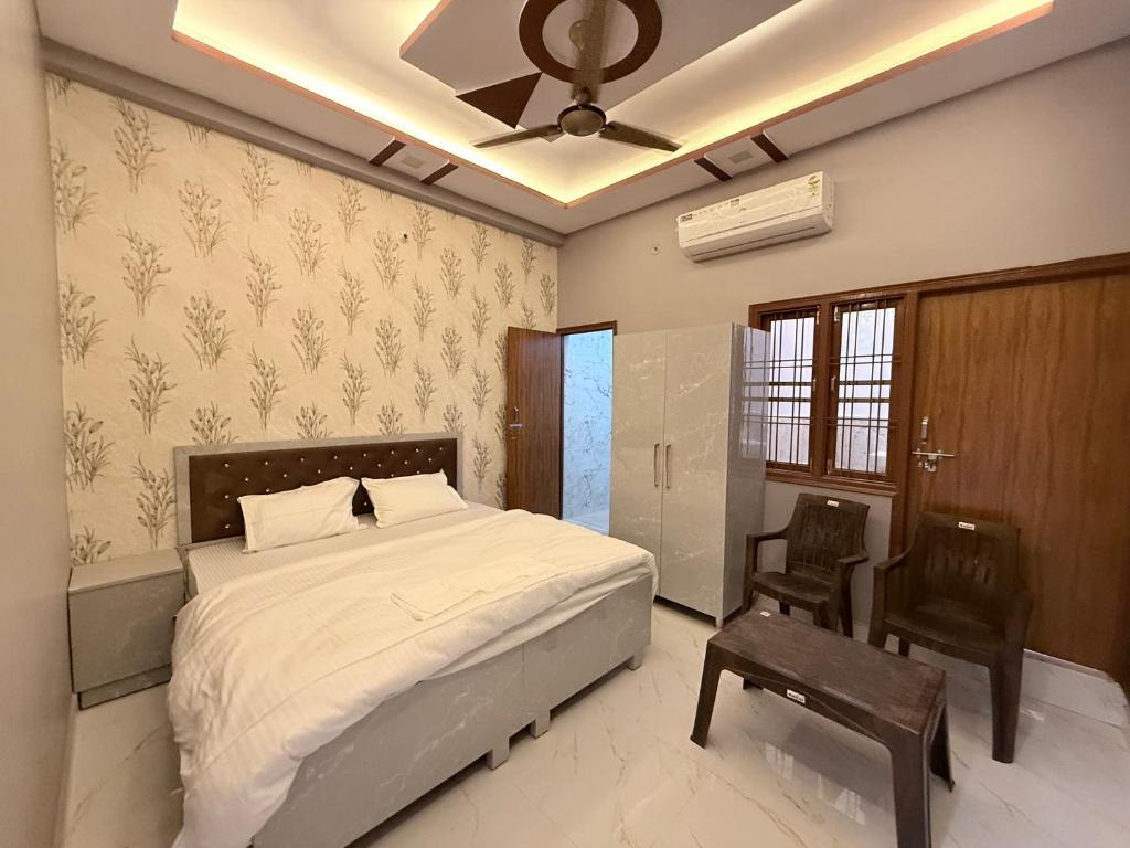 a bedroom with a bed and a ceiling fan at Hotel Drip inn JNK in Lucknow