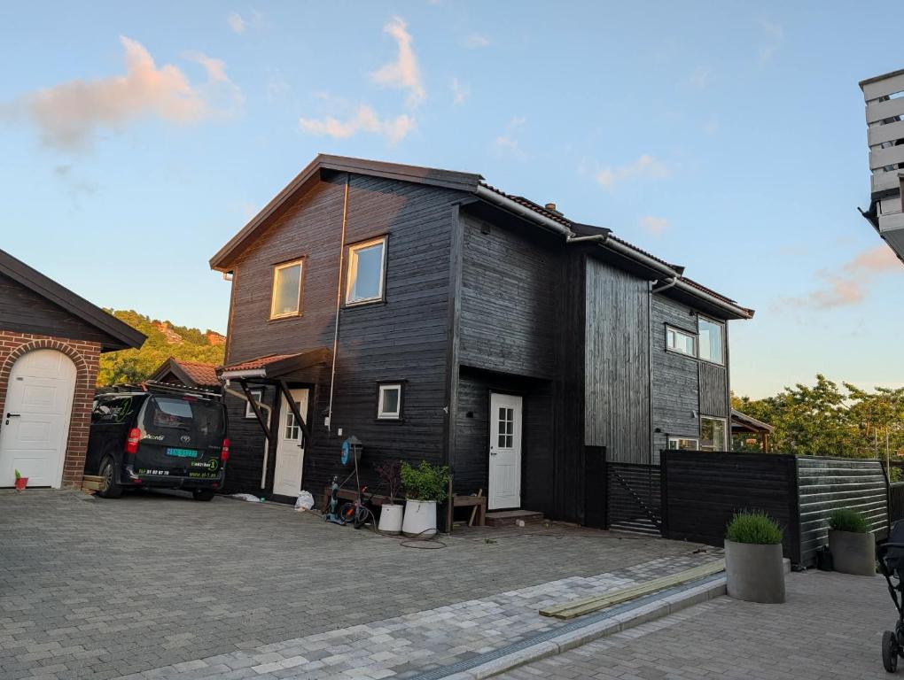 a black house with a car parked in front of it at Kongleveien 11C in Sandnes