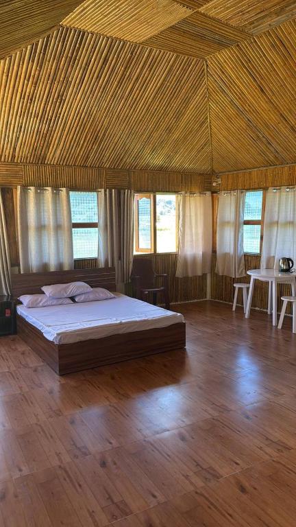 a bedroom with a bed in a wooden floor at Marmo in Ziro