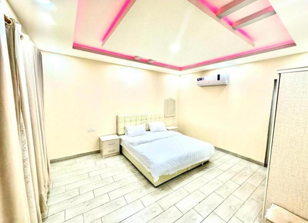 a bedroom with a bed in a room at شاليهات زارا 2 in Taif