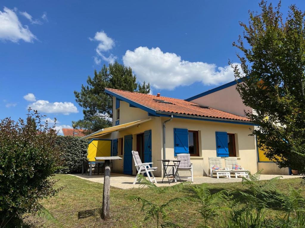a small house with two chairs and a table at Park Village Océlandes in Saint-Julien-en-Born