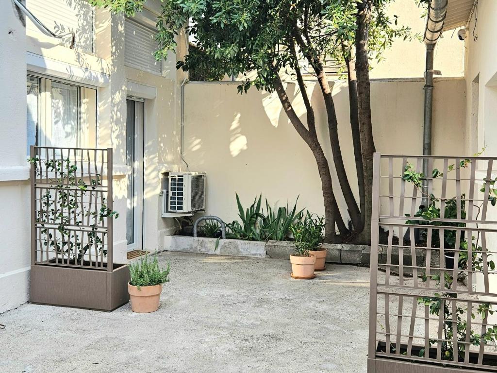 Logement climatisé rénové avec cour, Parking gratuit, Proche Festival et remparts