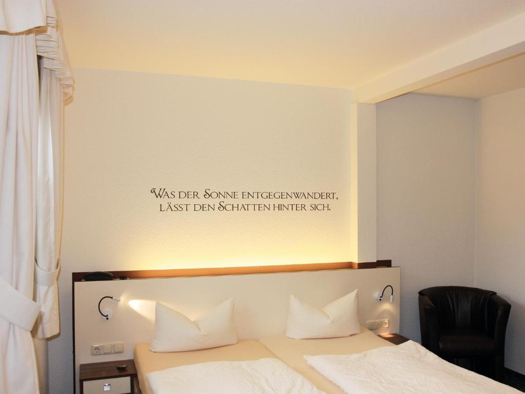 Postel nebo postele na pokoji v ubytování Hotel Goldener Hirsch