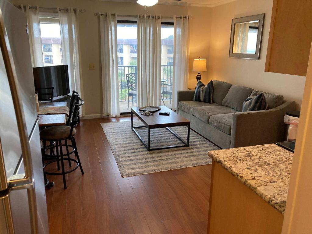 a living room with a couch and a table at HH Beach & Tennis 344B in Hilton Head Island