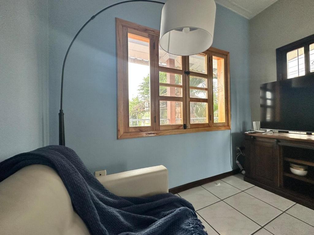 a blue room with a bed and a window at Apartment 1 Peniel in Copán Ruinas
