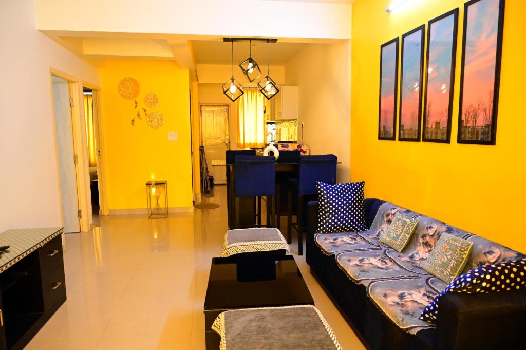 a living room with yellow walls and a couch at Serenity Casa ll in Varca