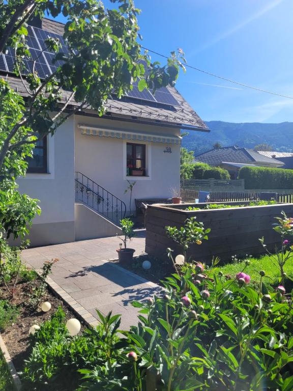 ein Haus mit einem Garten davor in der Unterkunft Omas Paradies in Größing