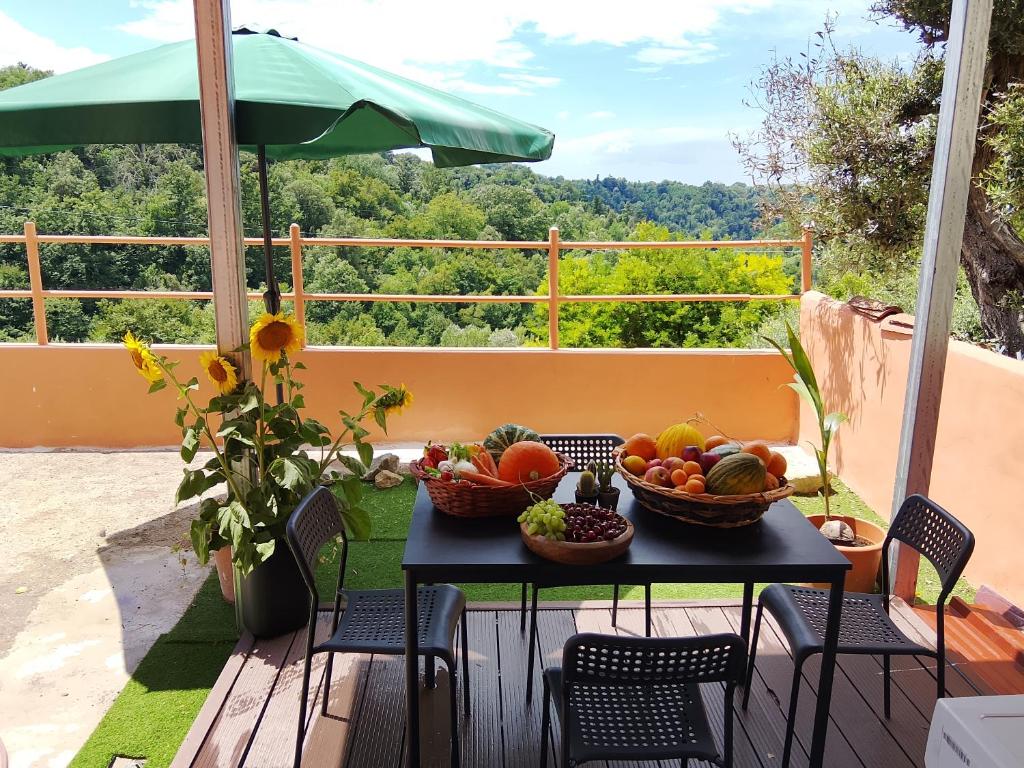 a table with two baskets of fruit on a balcony at Borgo antico Pisa in Montecastello