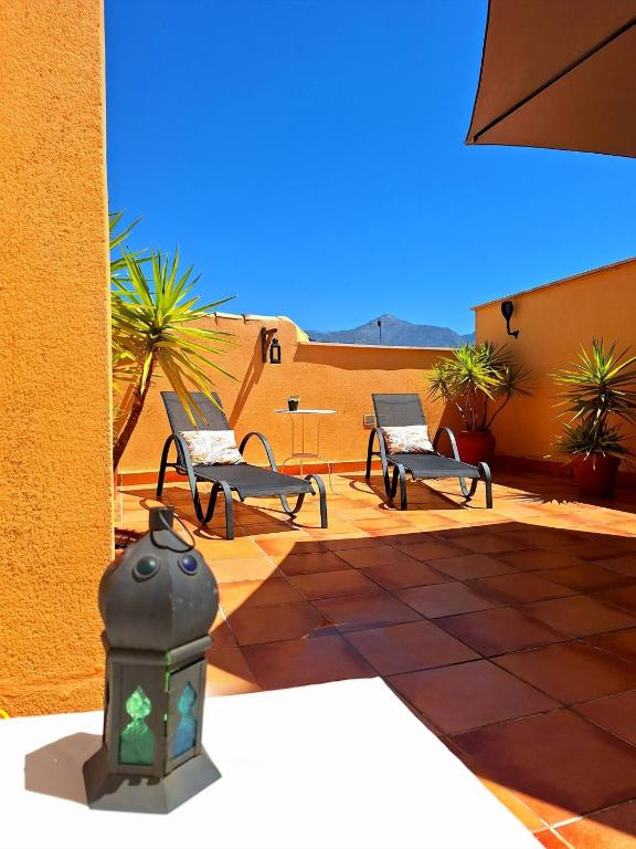 Luminoso ático cerca de la playa con piscina y garaje