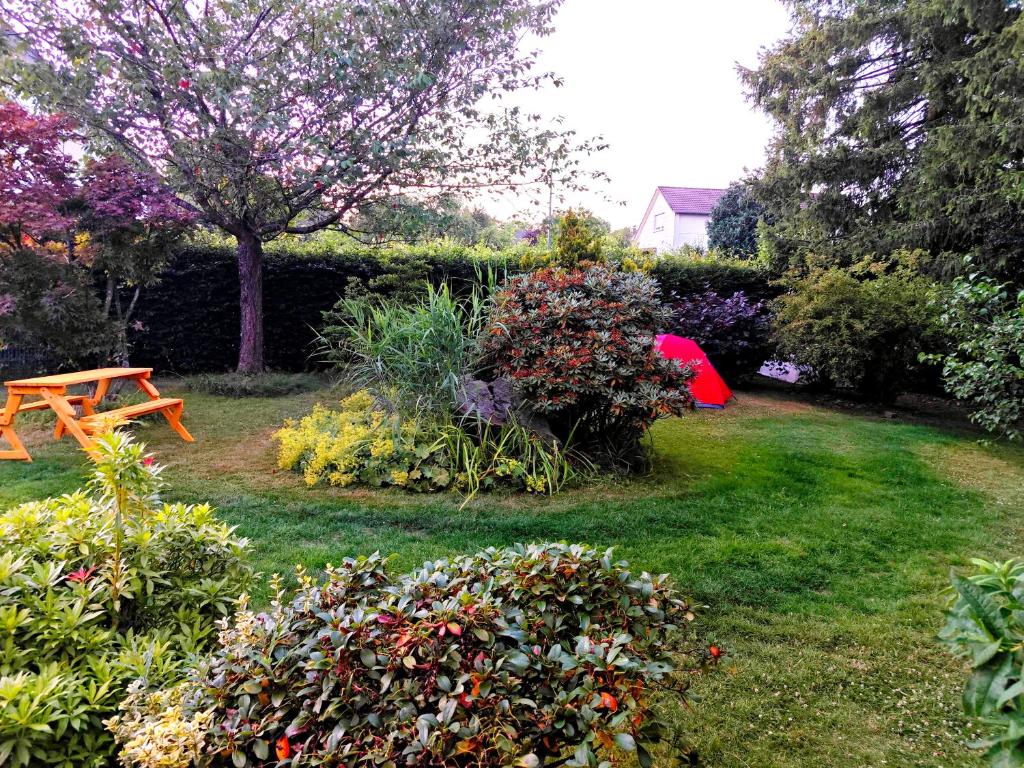 a garden with a picnic table and some flowers at Büchelblick Camping in Monschau
