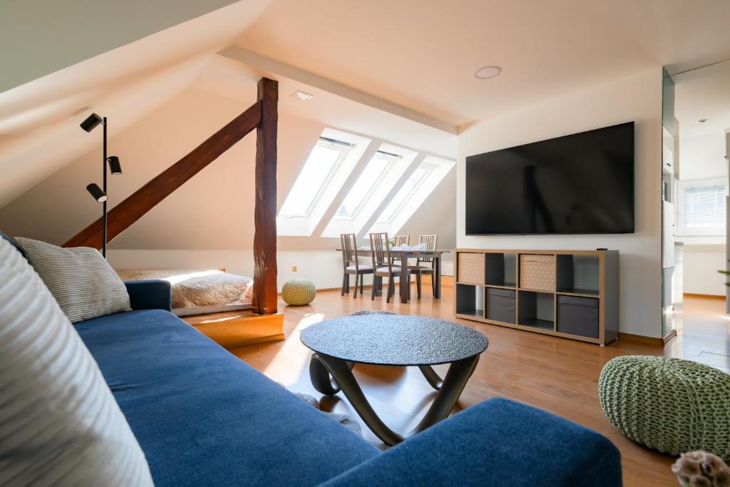 a living room with a blue couch and a tv at Michell Apartman Martin in Martin