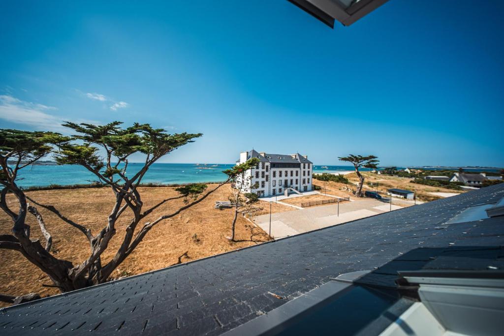 a view of the beach from the roof of a house at appartement Picasso - une évasion face à l'océan in Santec