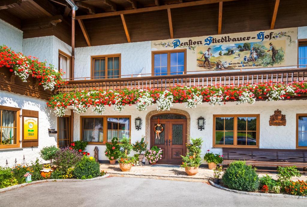 ein Gebäude mit Blumen auf der Seite in der Unterkunft Stiedlbauerhof in Seeham