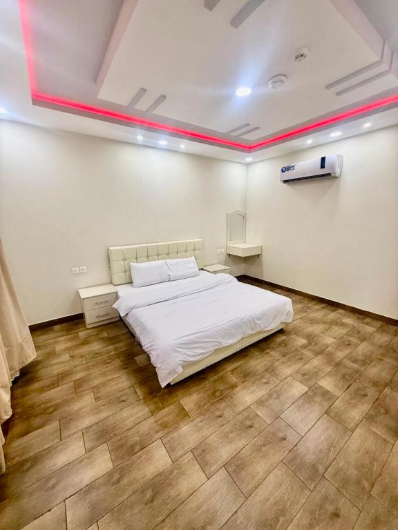 a bedroom with a white bed in a room at شاليهات زارا 3 in Taif