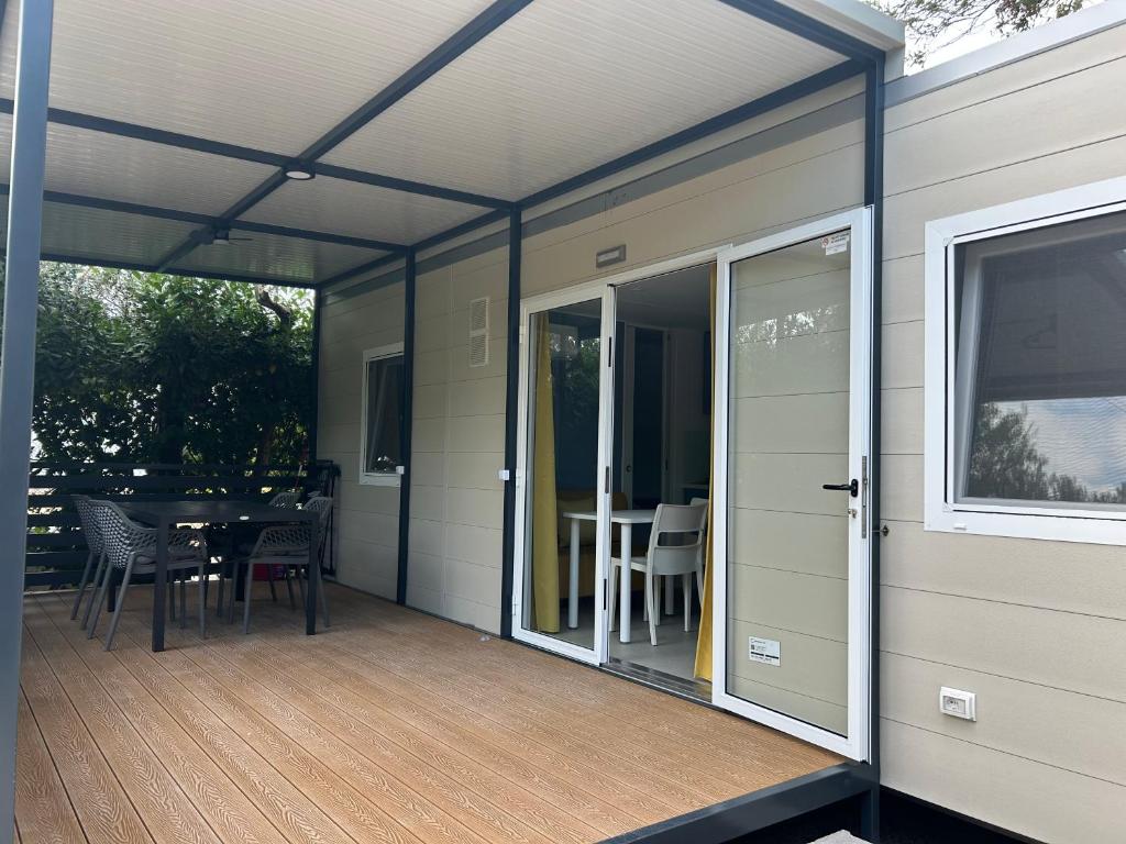 a screened in porch with a table and chairs at Solle in Banjole