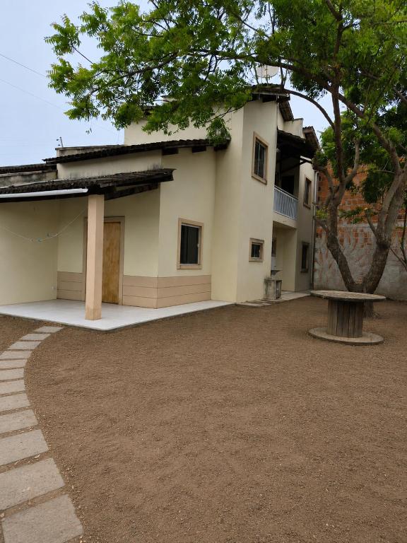 a building with a tree in front of it at Duplex Arretadinho in Aquiraz