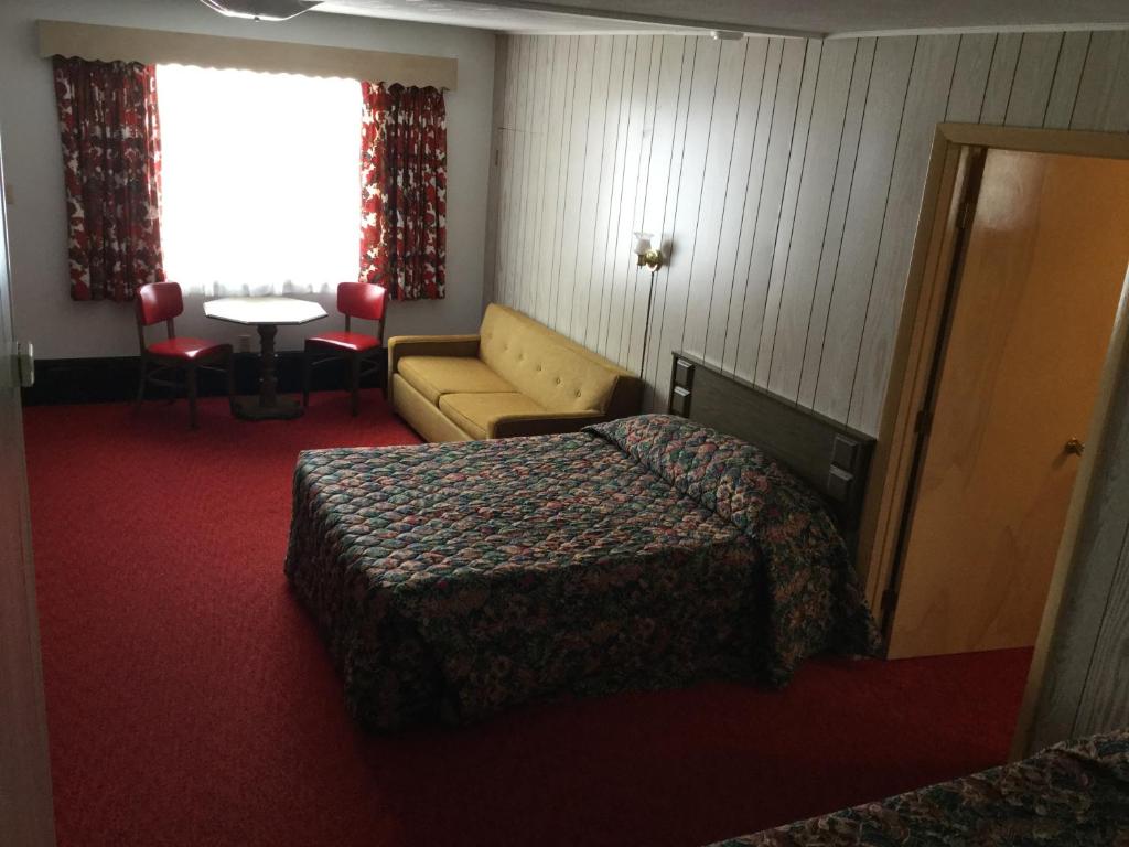 Postel nebo postele na pokoji v ubytování Cedars Motel