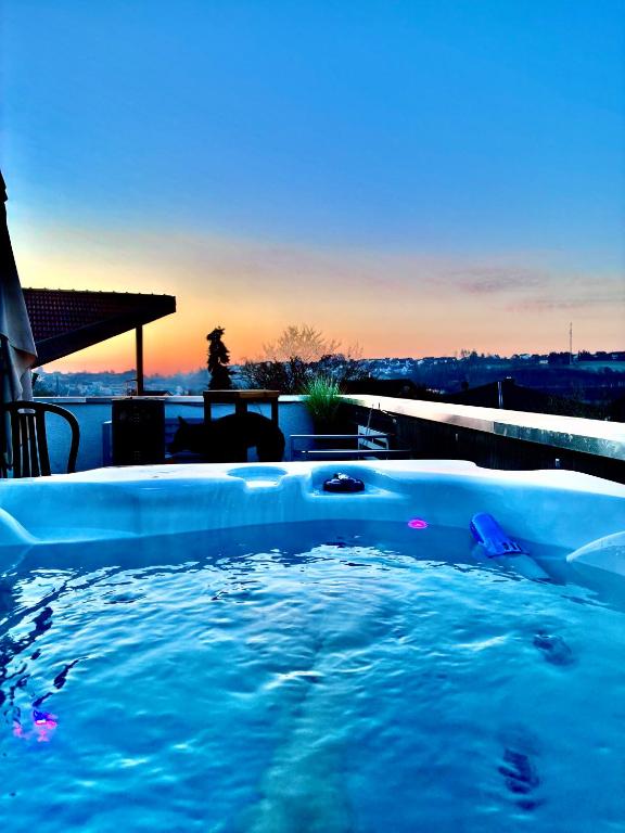 a hot tub in the backyard of a house at Mediterrane Ferienwohnung mit Whirlpool und Weitblick in Merchweiler