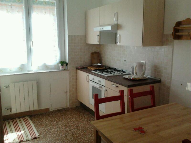 una piccola cucina con piano cottura e tavolo di Casa Christine a Genova