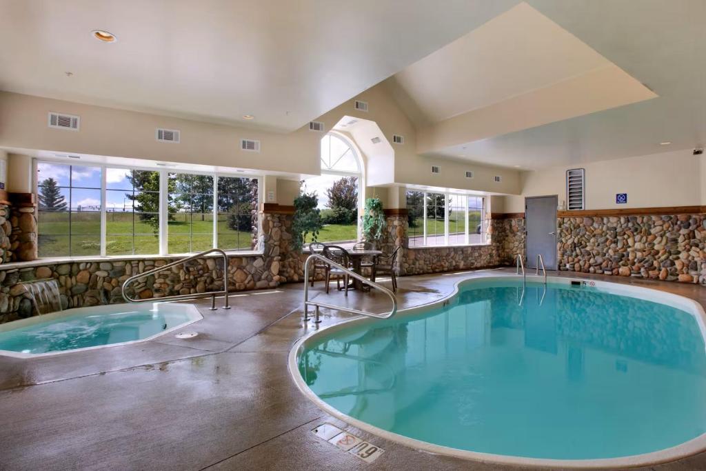 a large indoor pool with a hot tub at Microtel Inn & Suites by Wyndham Bozeman in Bozeman