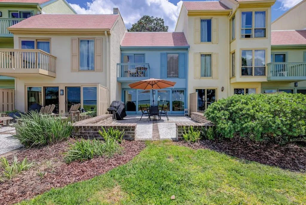 Schooner Court 705