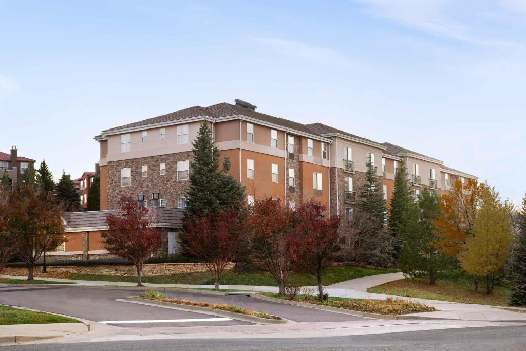 a building with a parking lot in front of it at Extended Stay America Suites - Denver - Broomfield in Broomfield