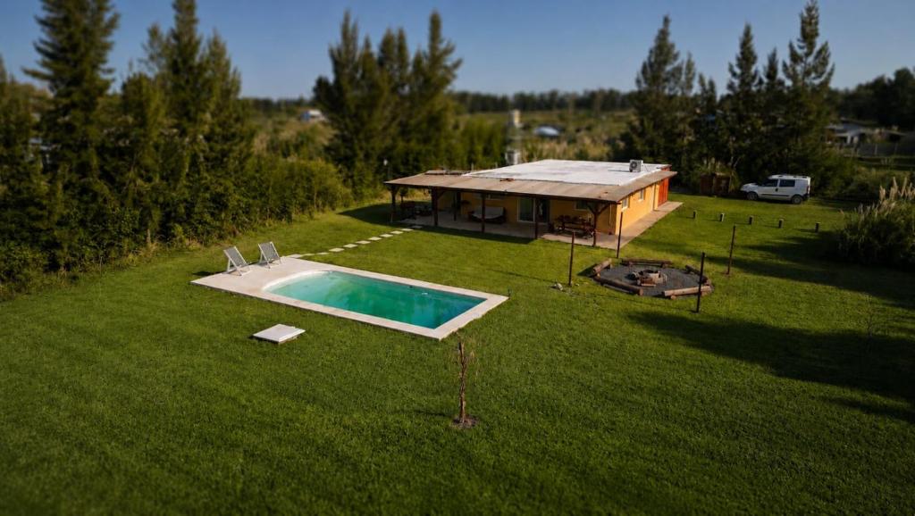 an overhead view of a backyard with a swimming pool at Quinta La llama violeta in Campana