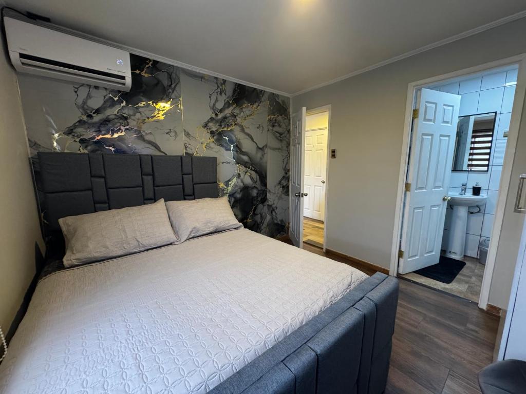 a bedroom with a large bed in a room at Arriendo habitaciones Talca in Talca