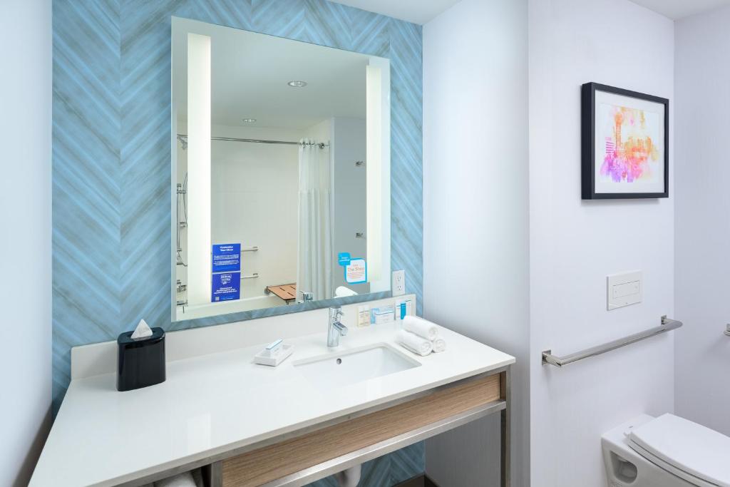 Hilton Garden Inn Knoxville Papermill Drive, Tn - Queen Room With Two Queen Beds - Hearing Access